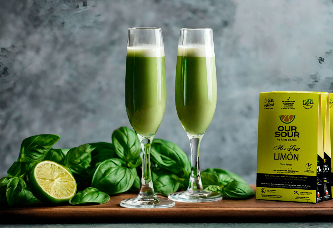 dos copas flautas con pisco sour de albahaca